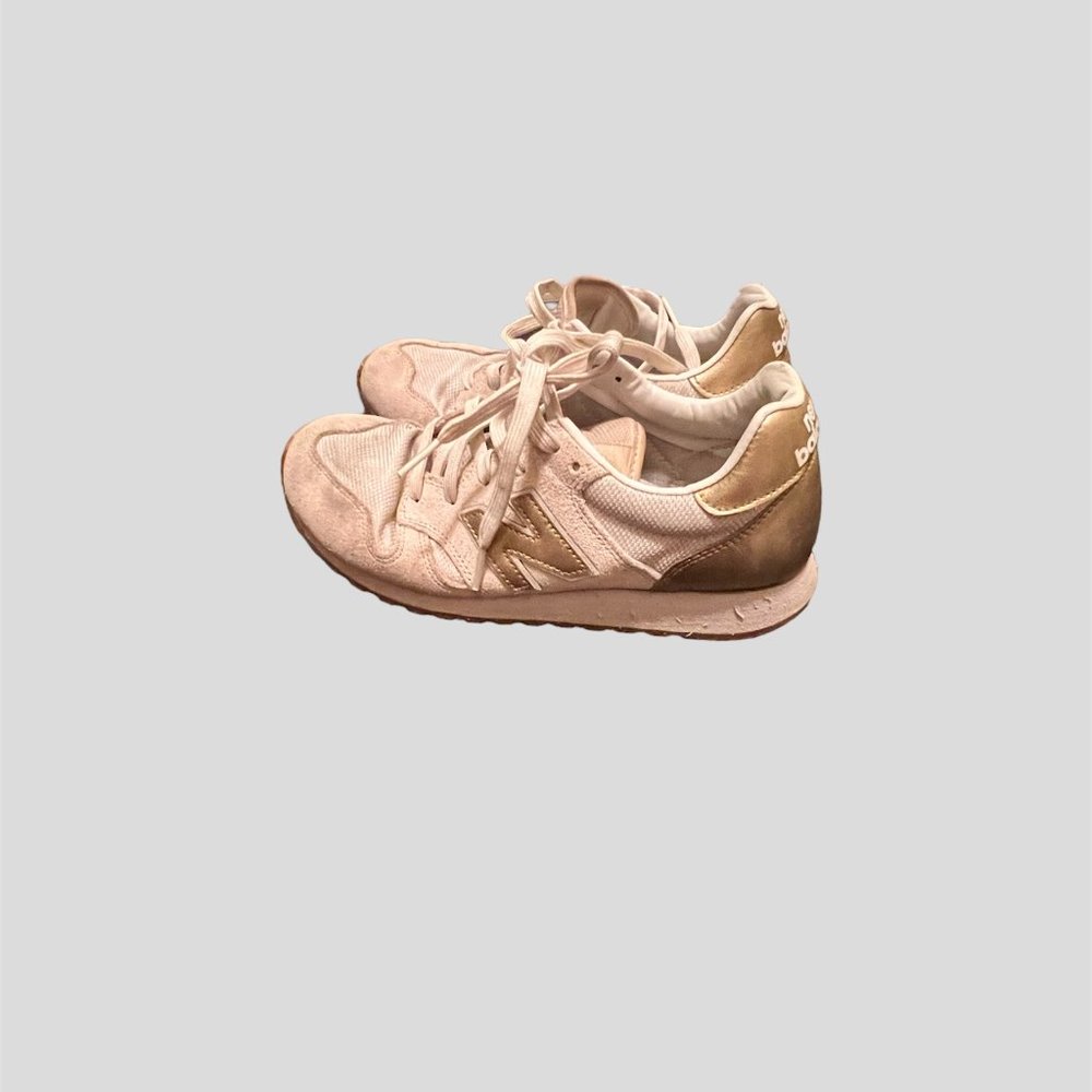 New Balance size 7.5 beige and gold sneaker